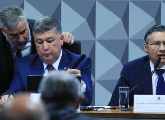 Ex-procurador do INSS não responde perguntas do relator na CPMI