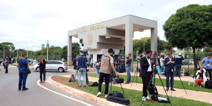 Imprensa mundial noticia a prisão do ex-presidente Jair Bolsonaro
