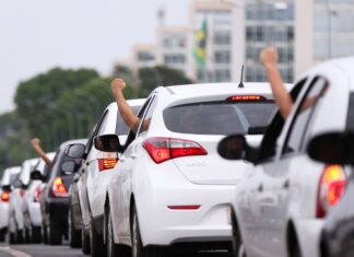 Motoristas de aplicativo caíram no “conto do vigário”, diz Sakamoto