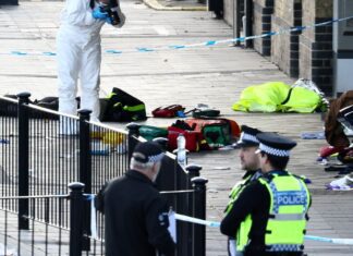 Ataque a trem em Cambridge deixa nove pessoas em estado grave Ataque a trem em Cambridge deixa nove pessoas em estado grave