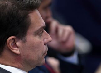 Líder do PT questiona no STF e na Câmara saída de Ramagem do país