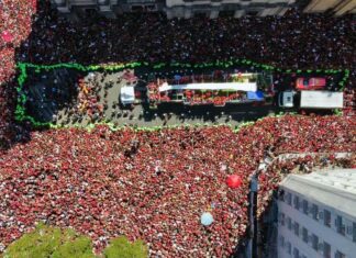 Famílias se juntam à multidão para festejar título do Flamengo no RJ Famílias se juntam à multidão para festejar título do Flamengo no RJ
