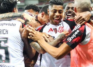 Flamengo goleia Sport e assume liderança do Campeonato Brasileiro Flamengo goleia Sport e assume liderança do Campeonato Brasileiro