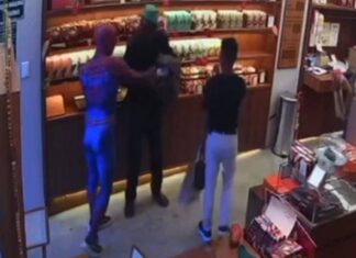 Amigo Da Vizinhança! Homem-Aranha Impede Furto Em Loja De Chocolates Na Bahia