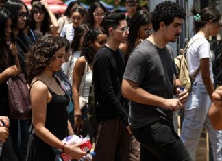 Enem: portões fecharam às 13h; veja como foi a chegada de estudantes