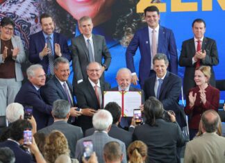 Lula comemora lei que isenta Imposto de Renda até R$ 5 mil