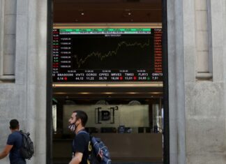 Bolsa sobe 0,99% e volta a superar os 160 mil pontos