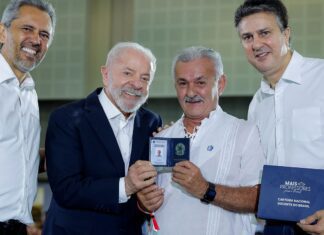 Lula entrega carteiras de docente a professores do Ceará