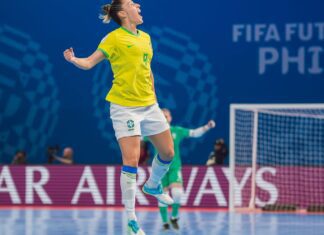 Brasil goleia e avança para semi da Copa do Mundo de futsal Brasil goleia e avança para semi da Copa do Mundo de futsal