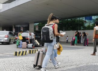 Paes anuncia reunião com ministro para discutir situação de aeroportos