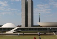 Alcolumbre fatia votação do PL da Dosimetria; governo denuncia manobra