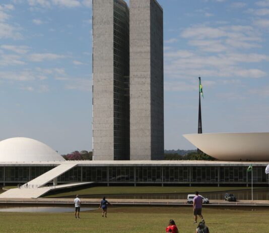 Alcolumbre fatia votação do PL da Dosimetria; governo denuncia manobra