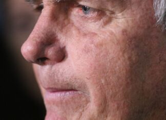 Com crise persistente de soluços, Bolsonaro faz nova cirurgia