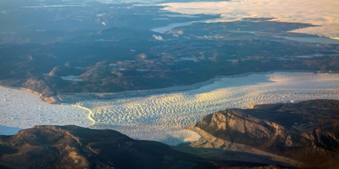 Após Venezuela, Trump ameaça tomar Groenlândia e atacar Colômbia
