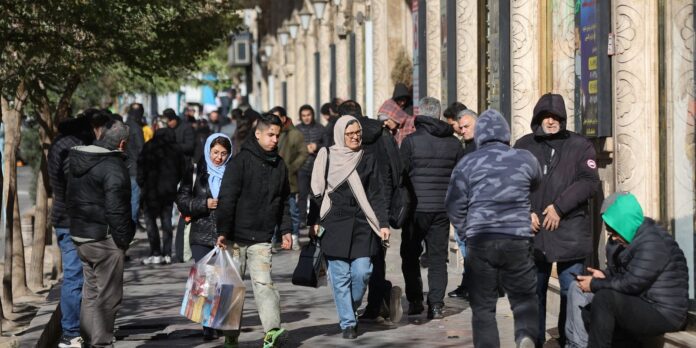 Trump anuncia tarifas de 25% a países que negociarem com Irã

