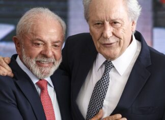 Lewandowski entrega carta de demissão do Ministério da Justiça a Lula