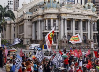 Manifestação no Rio lembra 8 de janeiro e rejeita anistia a golpistas
