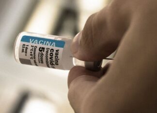 Após cinco anos de vacinação, covid recua, mas ainda preocupa