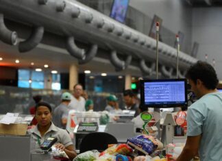 Governo adia por 90 dias regra sobre trabalho no comércio em feriados