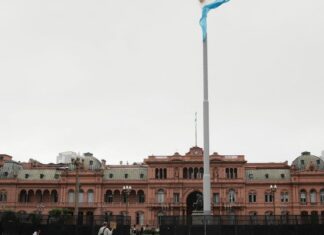 Reforma de Milei aumenta lucro e subjuga trabalhador, diz advogado Reforma de Milei aumenta lucro e subjuga trabalhador, diz advogado