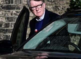 Ex-embaixador britânico é preso após revelações relacionadas a Epstein Ex-embaixador britânico é preso após revelações relacionadas a Epstein