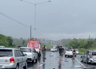 Engavetamento Com 13 Veículos Deixa Seis Feridos Na BR-324