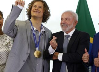 Lula recebe Lucas Pinheiro, medalha de ouro nos Jogos de Inverno Lula recebe Lucas Pinheiro, medalha de ouro nos Jogos de Inverno