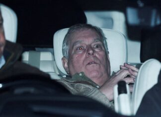 Polícia segue com buscas em mansão, após libertar ex-príncipe Andrew Polícia segue com buscas em mansão, após libertar ex-príncipe Andrew