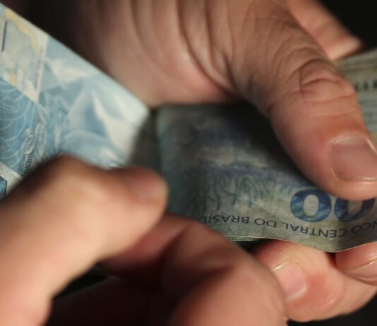 Salário médio do trabalhador amplia recorde e chega a R$ 3.722