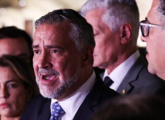 Base do governo pede indiciamento de Bolsonaro na CPMI do INSS