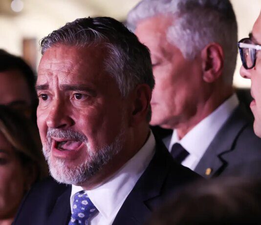 Base do governo pede indiciamento de Bolsonaro na CPMI do INSS