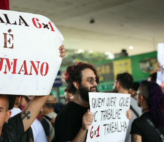 Oito em cada 10 brasileiros de até 40 anos defendem fim da escala 6×1