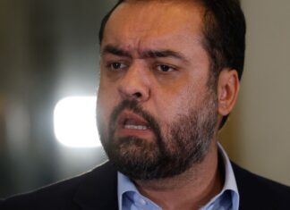 Cláudio Castro diz que sai do governo do Rio “de cabeça erguida”