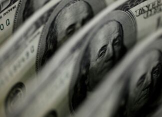 Dólar encosta em R$ 5,25 com agravamento da guerra no Oriente Médio