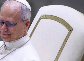 Papa Leão XIV critica mundo “devastado por tiranos” Papa Leão lamenta que guerra contra Irã "esteja cada vez pior"
