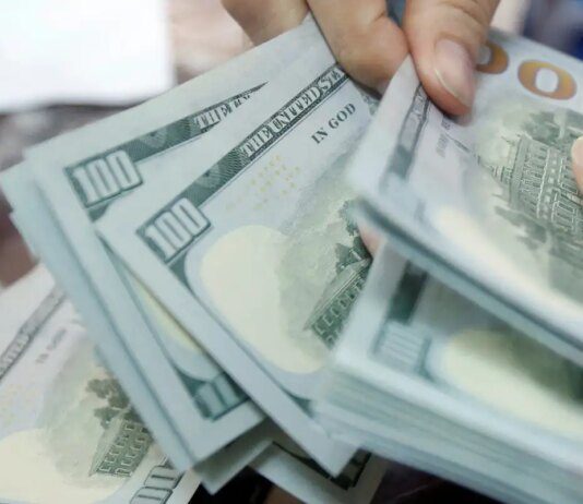 Dólar fecha abaixo de R$ 5, e bolsa cai com cautela global