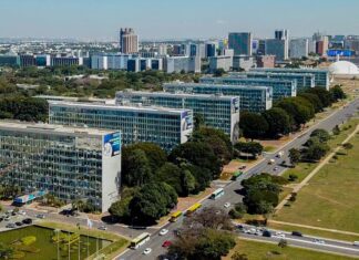 Lei reestrutura carreiras no Executivo e cria mais de 24 mil cargos