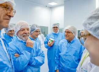 Lula visita fábrica que fornece 19 milhões de produtos ao SUS