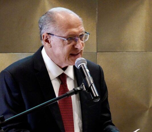 Alckmin deixará ministério em abril, mas seguirá como vice