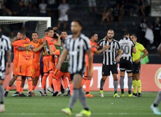 Botafogo cai para o Barcelona e fica fora da Libertadores Botafogo cai para o Barcelona e fica fora da Libertadores