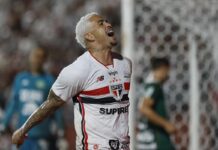 São Paulo vence Chapecoense e assume liderança isolada do Brasileiro São Paulo vence Chapecoense e assume liderança isolada do Brasileiro