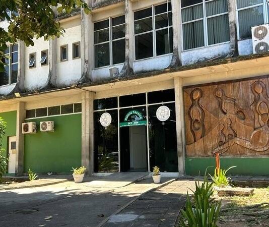 Mulher Morre Afogada Após Escorregar Em Pedras Na Praia Do Rio Vermelho