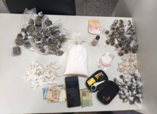 Dupla é Presa Com Centenas De Porções De Drogas No Bairro Da Calçada, Em Salvador