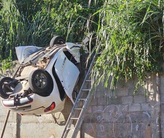 Veículo Despenca De Estacionamento E Atinge Residência Em Salvador