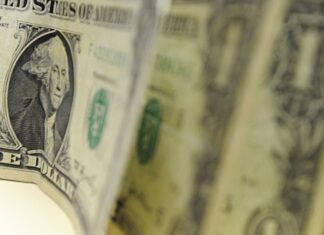 Dólar cai para R$ 5,24, e bolsa sobe 3,24% após fala de Trump