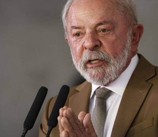 Lula zera imposto e subsidia diesel para conter alta do petróleo