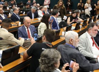 Pedido de vista adia votação da PEC do fim da 6×1 na CCJ da Câmara