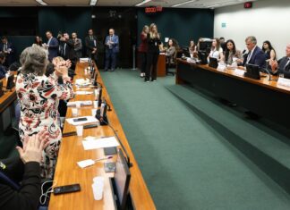 CCJ aprova admissibilidade de propostas que acabam com escala 6×1