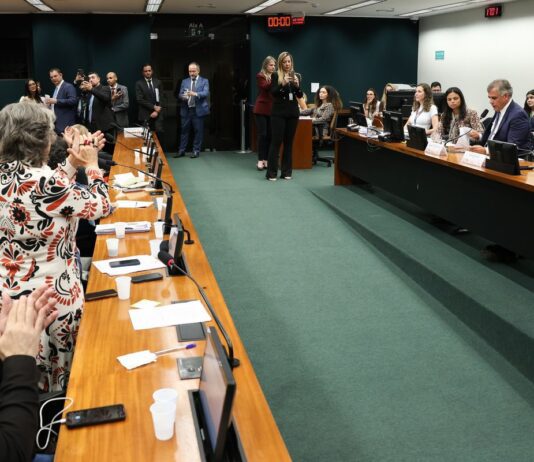 CCJ aprova admissibilidade de propostas que acabam com escala 6×1