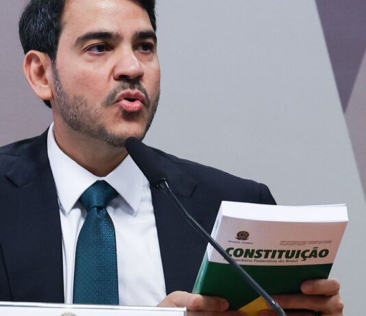 Messias defende aprimorar STF e autocontenção em pautas polêmicas